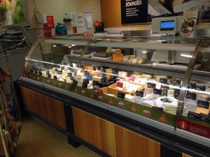 スーパーのチーズ売り場（スーパーの中に出店している）