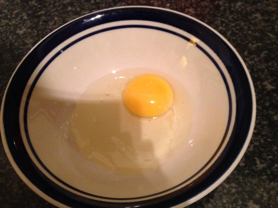 電子レンジ熱に耐えられるお皿に卵を入れる