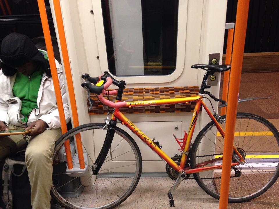 電車の中に自転車