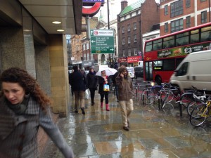 傘ではなくフードの人が多いイギリス