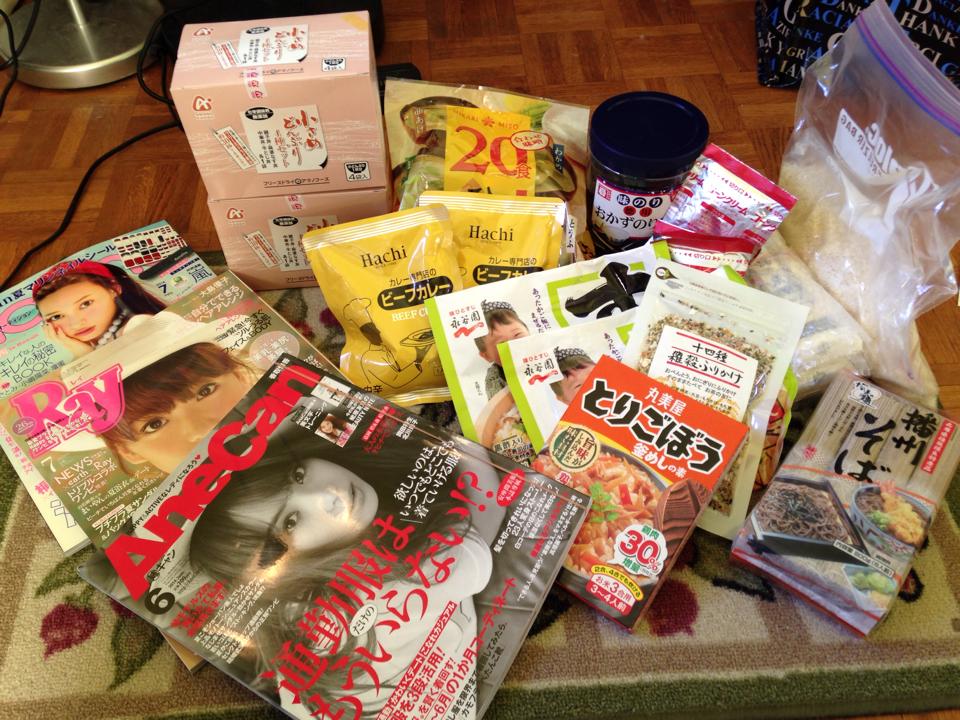 日本からいただいた食品や雑誌など