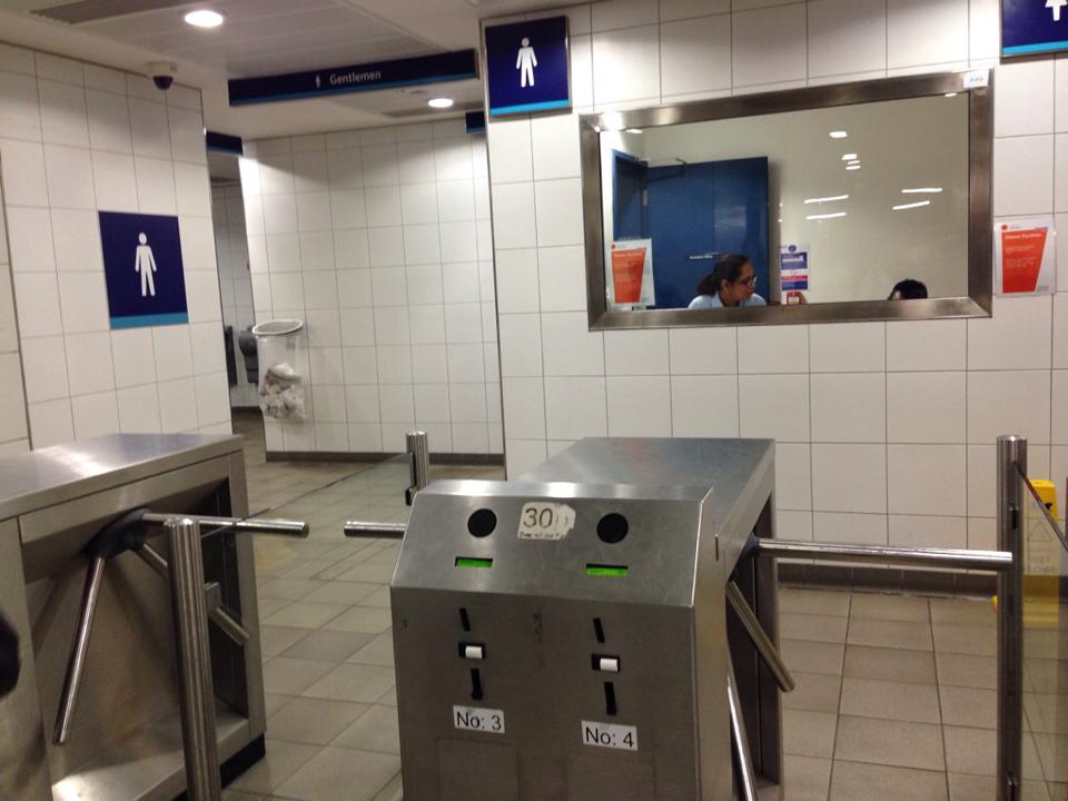 ロンドンのパディントン駅の有料トイレ