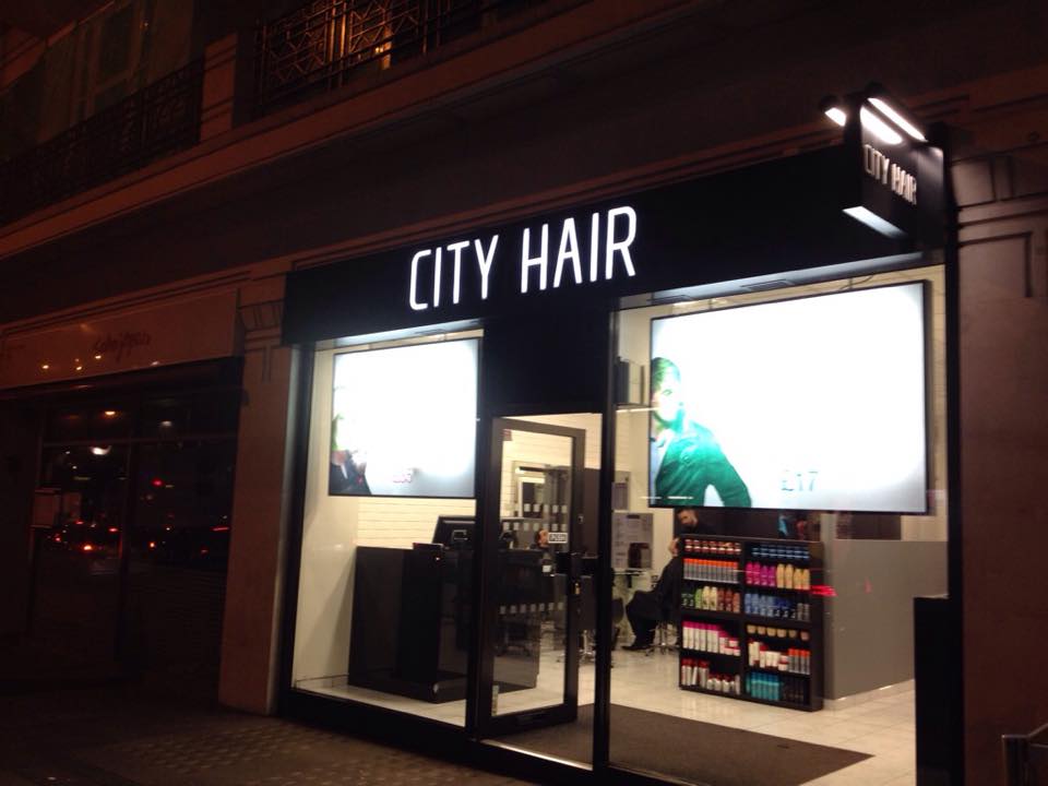 イギリスのチェーン店美容室CITY HAIRの外観