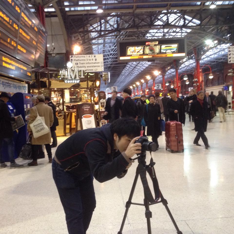 駅でカメラチェックをする僕