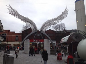 エンジェル駅にある天使の羽のモニュメント