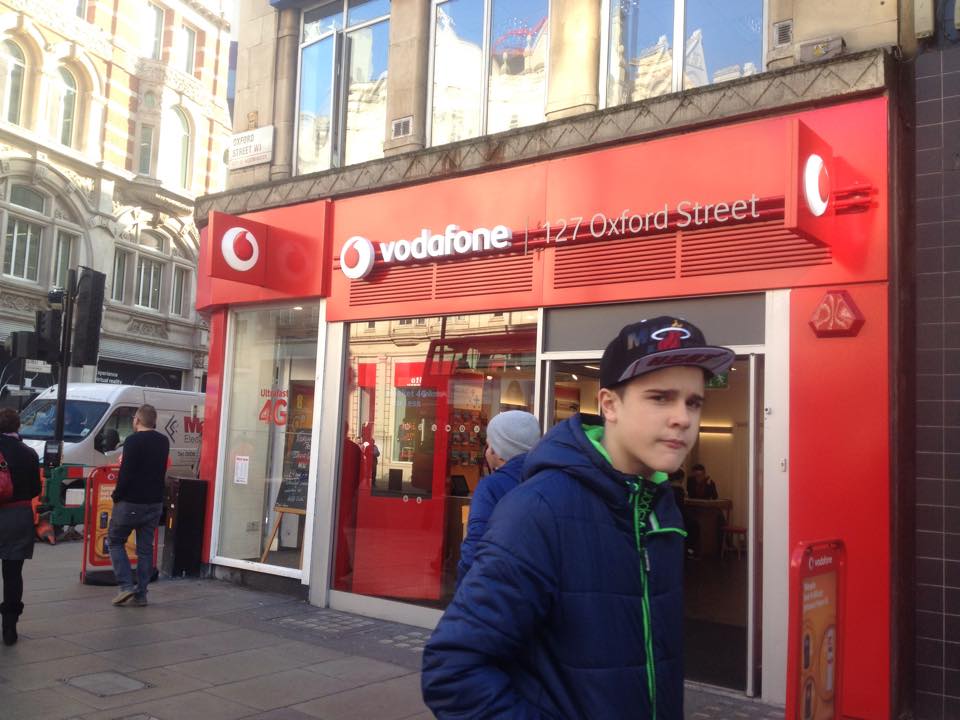 ロンドンのショッピング街「オックスフォードストリート」のVodafoneショップ